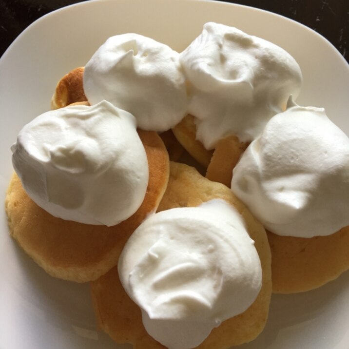 ふわふわメレンゲホットケーキクリーム乗せ